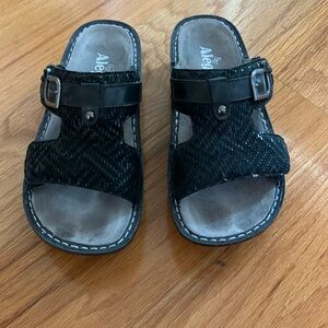 This is a pair of Alegria slip on slides. Excellent condition.
